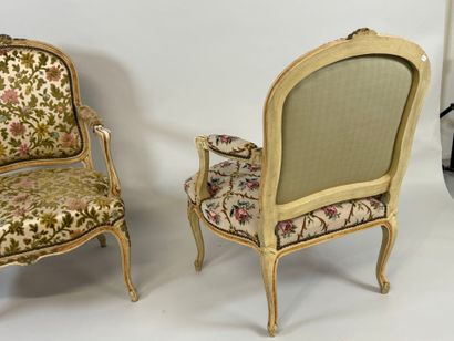 Paire de fauteuils à la Reine en bois mouluré...