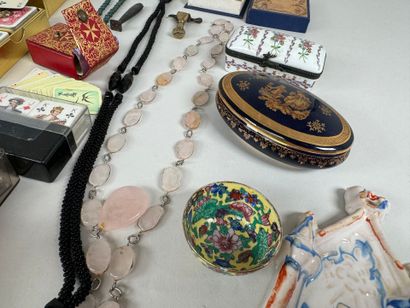 Important lot of pearls, necklaces, playing...