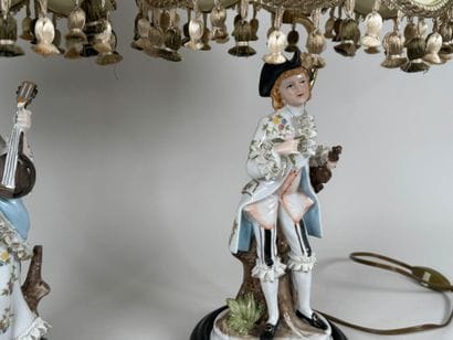 Paire de lampes à décor de sujets en porcelaine...