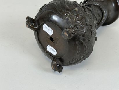 INOCHINE, XXe.
Petit vase balustre en bronze...
