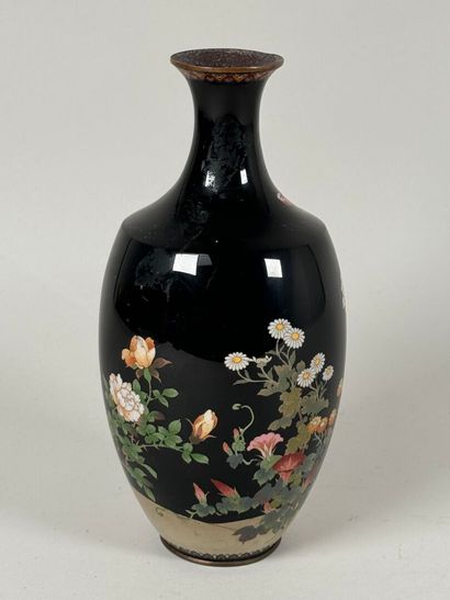 CHINA, 20th century.
Baluster vase in cloisonné...
