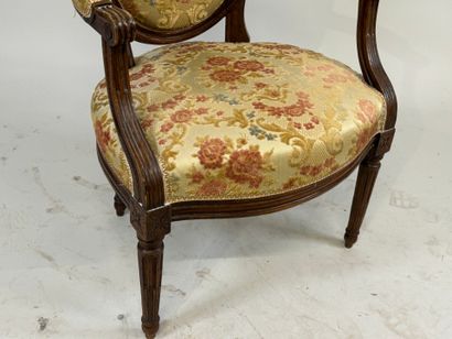 Fauteuil médaillon en bois mouluré, la garniture...