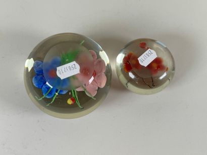 Lot de deux boules sulfure presse-papier...