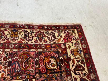 IRAN, XXe.
Important tapis en laine nouée...