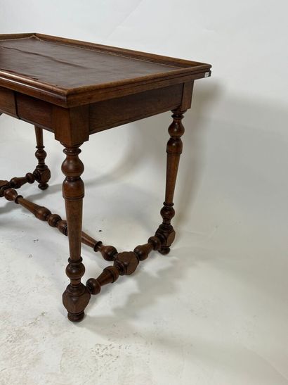 Table cabaret en bois tourné, ouvrant par...