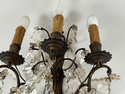 Bronze three-arm sconce with crystal pendants.
H....