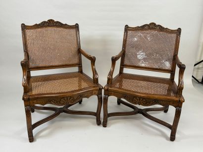 Paire de fauteuils en bois mouluré et sculpté...