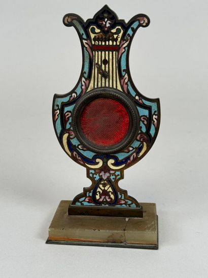 Porte-montre en forme de lyre en bronze ciselé...