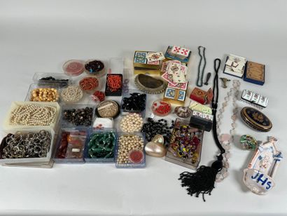Important lot of pearls, necklaces, playing...