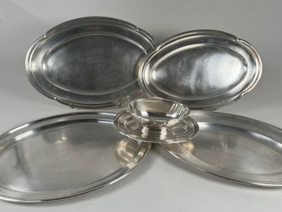 Lot de deux plats de service en métal argenté...