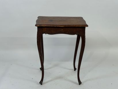 Small carved wood table.
68 x 50 x 35 cm.
(cracks,...