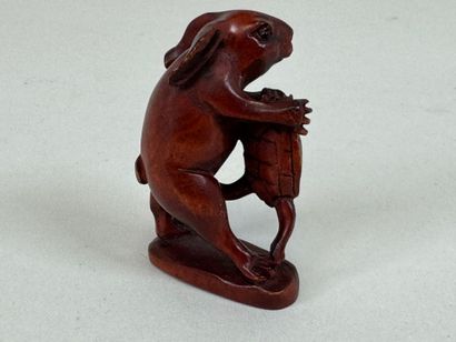 JAPON, XXe.
Netsuke en bois sculpté figurant...