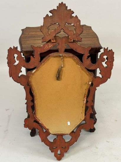 Miroir en bois doré et sculpté de forme mouvementée...