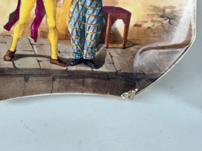 Paire de plats en porcelaine polychrome à...
