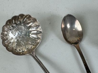 Cuillère et passe-thé en argent, poinçon...