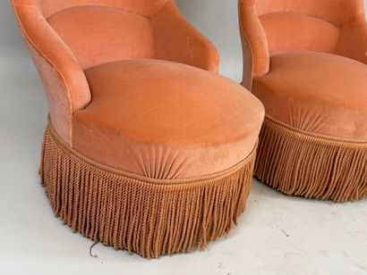 Paire de chauffeuses en bois et velours saumon,...