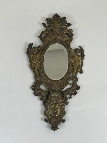 Miroir en bronze ciselé figurant deux angelots,...