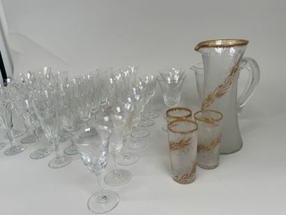 Diverses parties de services en verre et...