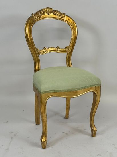 Chaise en bois sculpté et doré.
Style Louis...