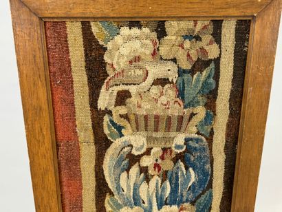 Fragment de tapisserie à décor polychrome...
