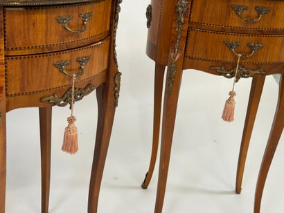 Paire de chevets de forme ovale en bois et...