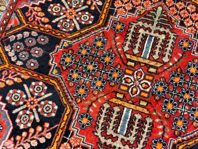 Tapis d'orient en laine nouée main à décor...
