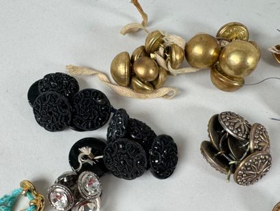 Large lot of buttons including AM et Cie...