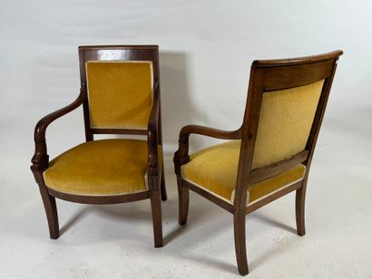 Paire de fauteuils en acajou mouluré et sculpté,...