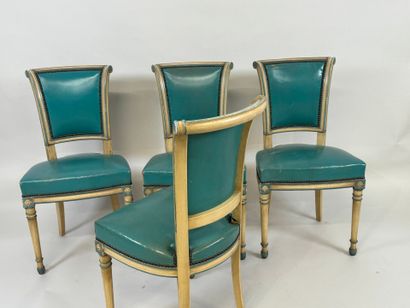 Série de quatre chaises en bois mouluré et...