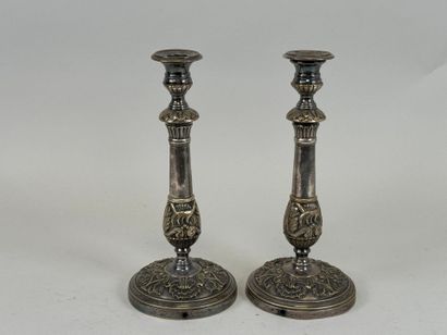 Paire de bougeoirs en bronze argenté, la...