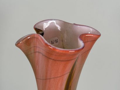 MURANO, XXe.
Vase en verre coloré à décor...