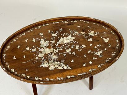 Small coffee table, oval top decorated with...