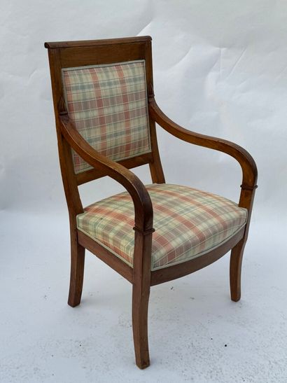 Fauteuil en bois fruitier.
Travail rustique...
