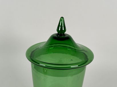 Grand pot en verre coloré vert, la prise...