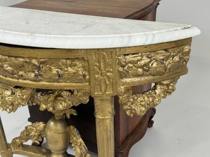 Console basse demi-lune en bois redoré mouluré...