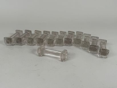 Série de douze porte-couteaux en verre.
L....
