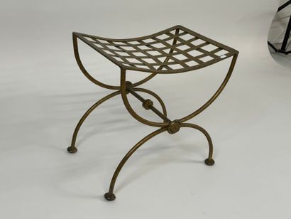 Tabouret curule en métal doré, l'assise ajourée.
45...