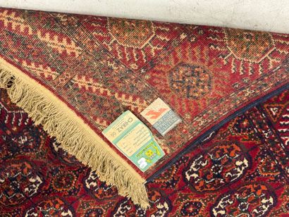 CHIRAZ.
Tapis mécanique sur fond rouge à...