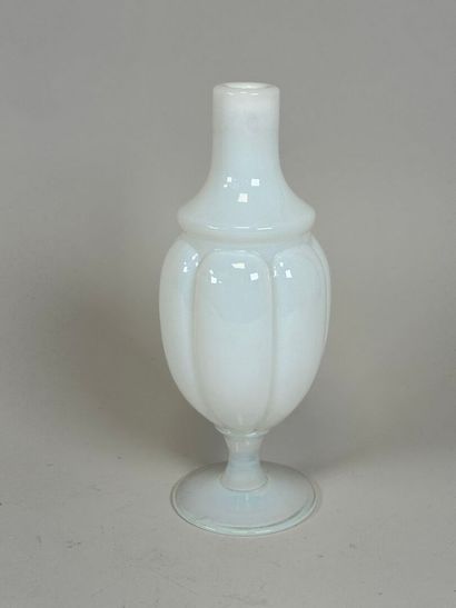 SEVRES, FRANCE.
Vase en opaline blanche godronnée.
H....