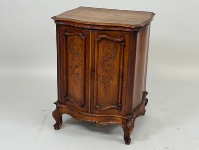 Argentier en bois mouluré ouvrant par deux...