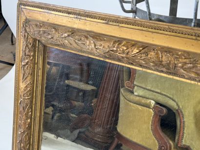 Miroir rectangulaire en bois et stuc, le...