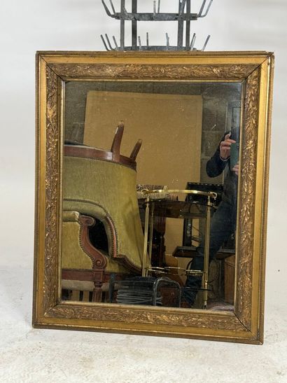 Miroir rectangulaire en bois et stuc, le...