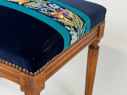 Moulded wood footrest, flowery velvet upholstery.
Louis...