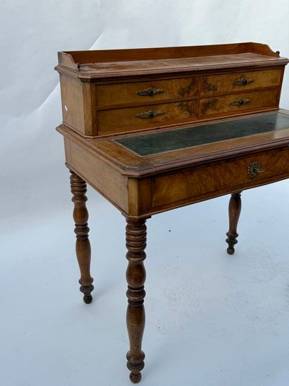 Petit bureau à gradin en noyer et placage...