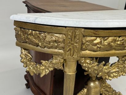Console basse demi-lune en bois redoré mouluré...