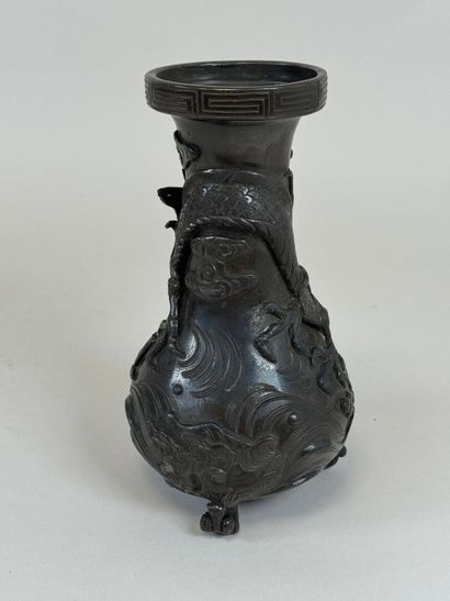 INOCHINE, XXe.
Petit vase balustre en bronze...
