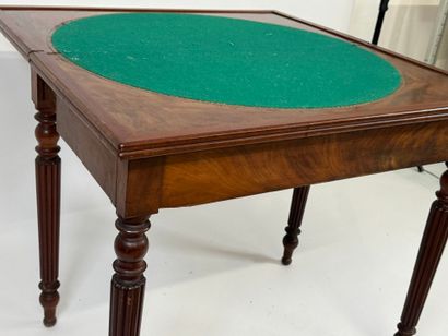 Table à jeux en placage d'acajou ouvrant...