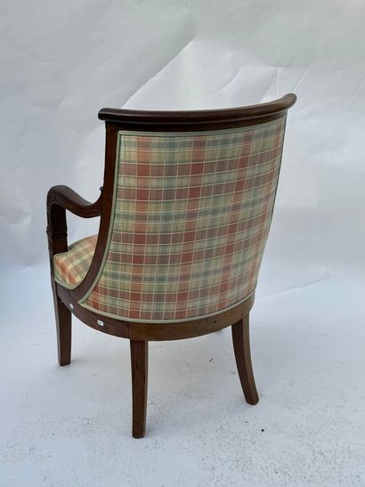 Fauteuil gondole en acajou mouluré et sculpté...