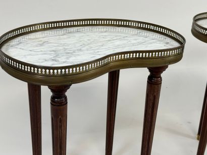 Paire de petites tables rognon en bois mouluré,...