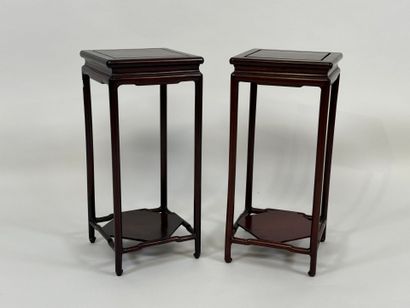 Paire de sellettes en bois, plateau d'entretoise.
54...